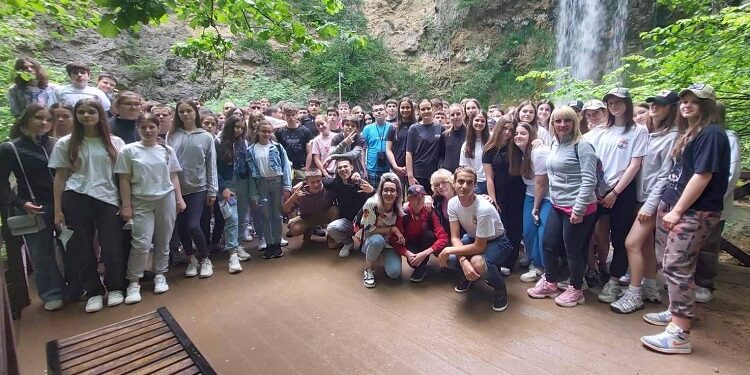 Grad Pančevo ekskurzijom i knjigama nagradio najbolje maturante osnovnih škola