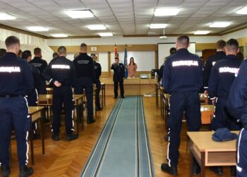 Novi policajci položili zakletvu, i penzioneri na prijemu