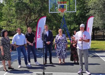 Kompanija „Brose” donirala košarkaški teren školi „Miroslav Mika Antić”
