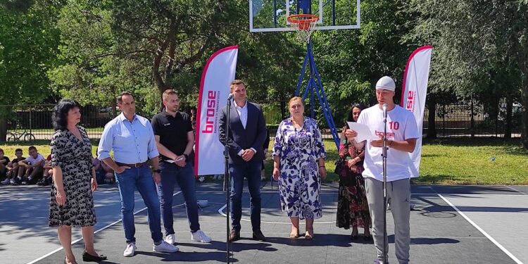 Kompanija „Brose” donirala košarkaški teren školi „Miroslav Mika Antić”
