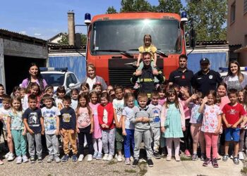 Bambijevci u poseti policajcima i vatrogascima