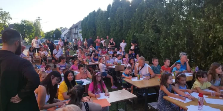 Javni čas crtanja za decu u Jabuci
