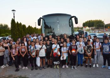 Ispraćeno 47 opovačkih osnovaca na letovanje u Baošiće