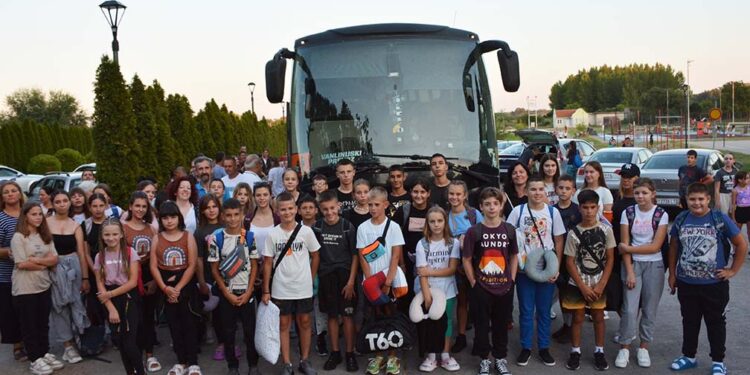 Ispraćeno 47 opovačkih osnovaca na letovanje u Baošiće
