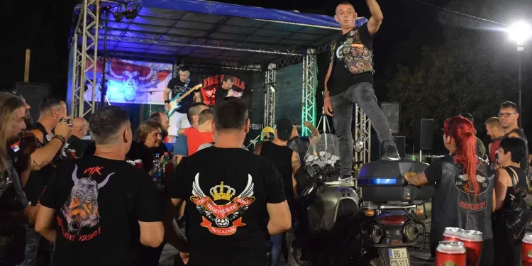 Uz defile i večernji koncert održan 9. moto skup u Sefkerinu