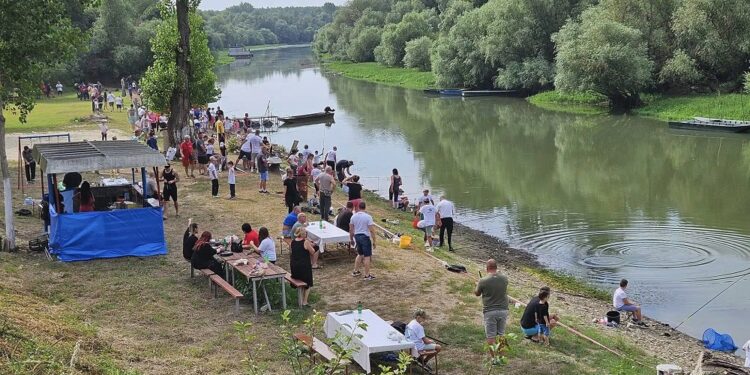 U Jabuci održano takmičenje za decu „Pecanje na plovak“