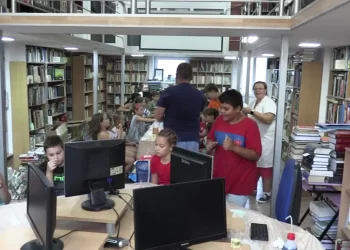 Tridesetoro mališana na letnjoj kreativnoj radionici Opštinske biblioteke u Kovačici