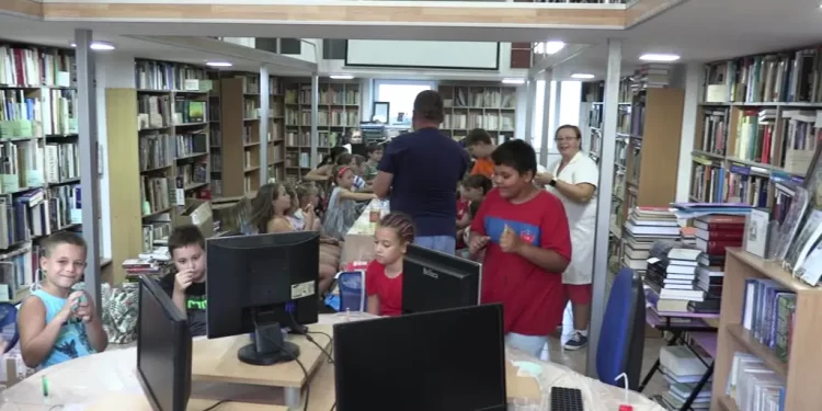 Tridesetoro mališana na letnjoj kreativnoj radionici Opštinske biblioteke u Kovačici