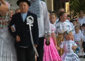 Tradicija slovačke dečje svadbe duga 17 godina – defile narodne nošnje uz prikaz običaja