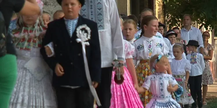 Tradicija slovačke dečje svadbe duga 17 godina – defile narodne nošnje uz prikaz običaja