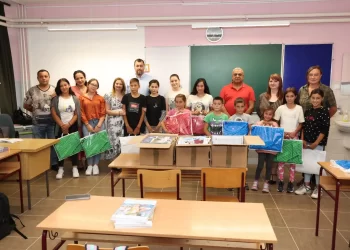 Romski kulturni centar Pančevo uručio školski pribor deci koja uče romski jezik u Kulpinu