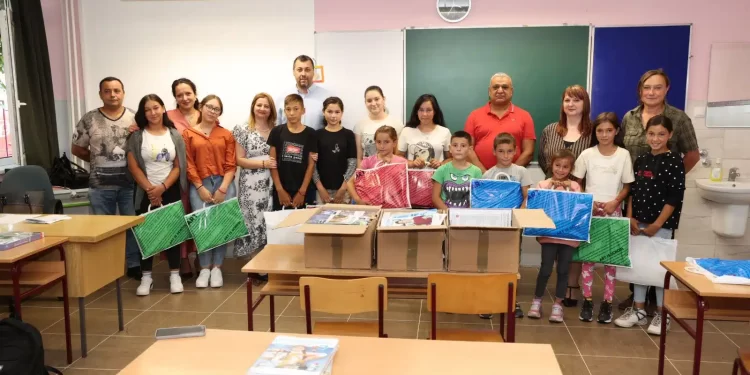 Romski kulturni centar Pančevo uručio školski pribor deci koja uče romski jezik u Kulpinu