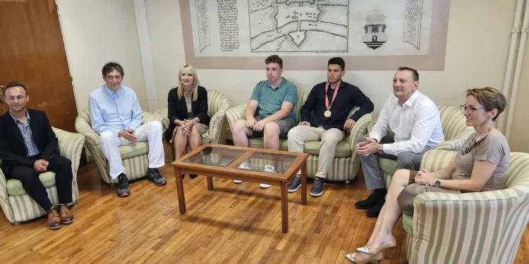 Stojadinov priredio prijem za osvajače medalja na međunarodnim takmičenjima iz geografije i istorije