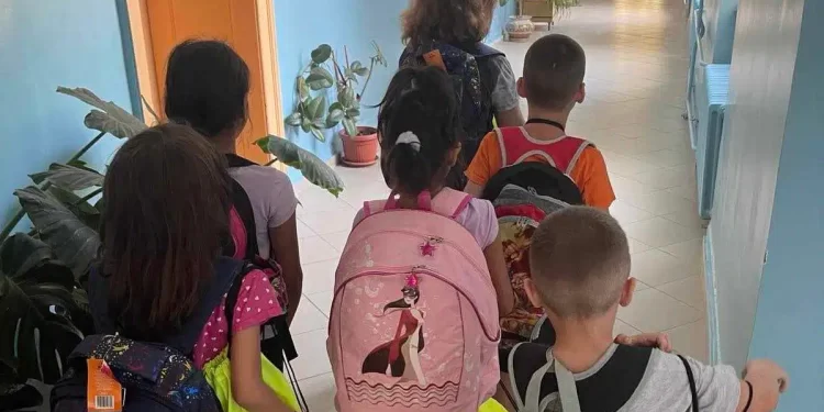 MZ Jabuka donirala pribor za školu prvacima kojima je to bilo neophodno