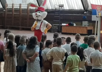 Predstava za đake prvake u Kačarevu „Školoteka“