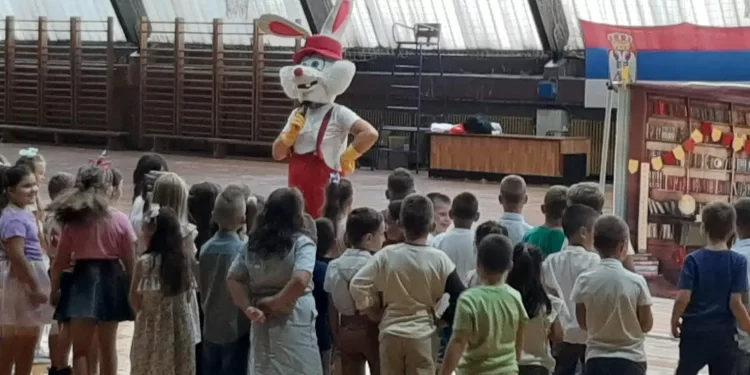 Predstava za đake prvake u Kačarevu „Školoteka“