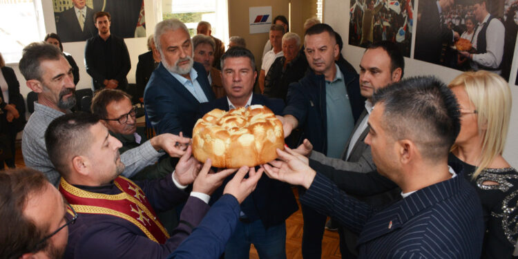 OO SNS Opovo proslavio stranačku slavu