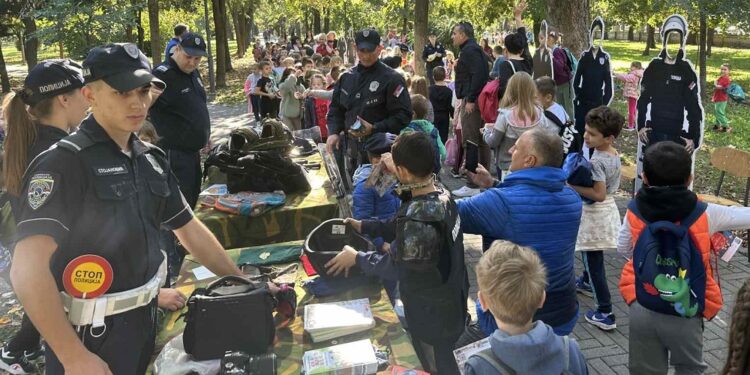 Pančevački policajci družili se sa najmlađima u Narodnoj bašti