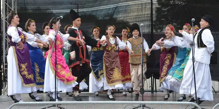 Miholjski susreti sela u Opovu: Banatski slatski dan, folklor i koncert
