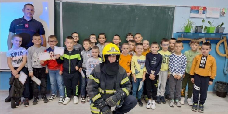 U školi u Jabuci održana predavanja o bezbednosti dece u saobraćaju