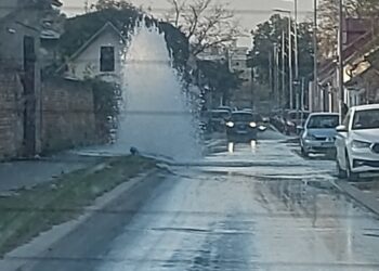 NN lice vozilom odvalilo hidrant u Josifa Marinkovića i pobeglo, ekipe Vodovoda sanirale kvar