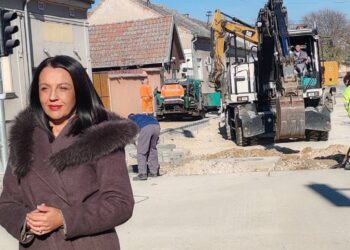 Apel Građanima: Postavlja se završni sloj asfalta u Dimitrija Tucovića, uklonite vozila