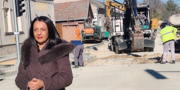 Apel Građanima: Postavlja se završni sloj asfalta u Dimitrija Tucovića, uklonite vozila