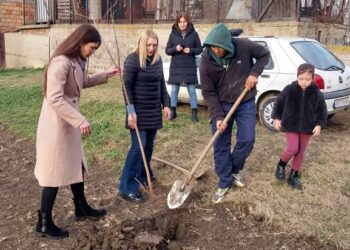 Katarina Banjai i Vesna Radosavljević dale doprinos akciji ozelenjavanja u Starčevu