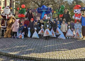 Deci u Omoljici podeljeno više od 500 novogodišnjih paketića (FOTO)