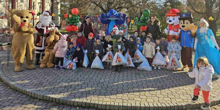 Deci u Omoljici podeljeno više od 500 novogodišnjih paketića (FOTO)