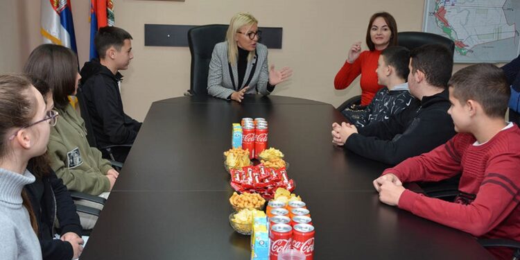 Đački parlament OŠ „Dositej Obradović“ posetio Predsednicu Opštine Opovo