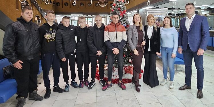 U Pančevu platne kartice učenicima koji se školuju za deficitarna zanimanja