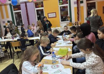 Sreća dece nema cenu: MZ Centar podelila paketiće najmlađima (FOTO)
