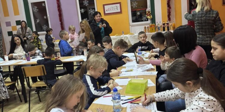 Sreća dece nema cenu: MZ Centar podelila paketiće najmlađima (FOTO)