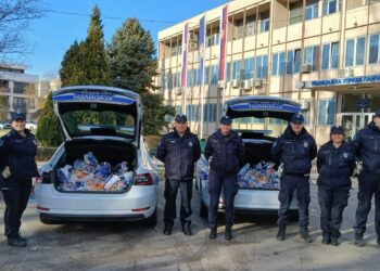 Strogi policajci danas delili osmehe i poklone najmlađim učesnicima u saobraćaju