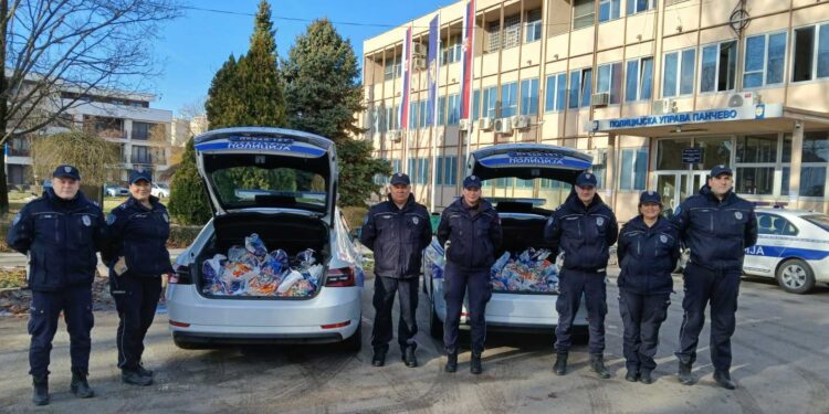 Strogi policajci danas delili osmehe i poklone najmlađim učesnicima u saobraćaju