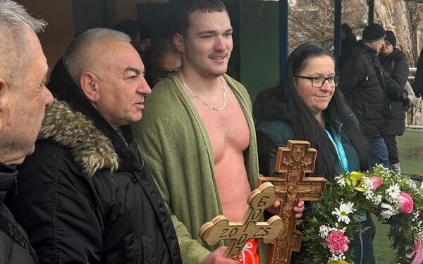 Bog se javi! Pančevac Ognjen Savić prvi doplivao do Časnog krsta