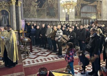 Gradonačelnik Stevanović prisustvovao paljenju badnjaka u Hramu Uspenja Presvete Bogorodice (FOTO)