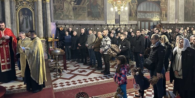 Gradonačelnik Stevanović prisustvovao paljenju badnjaka u Hramu Uspenja Presvete Bogorodice (FOTO)