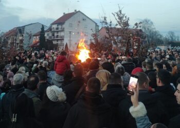 Paljenje badnjaka u hramu Svetog Save u Pančevu uz veličanstven vatromet (FOTO i VIDEO)