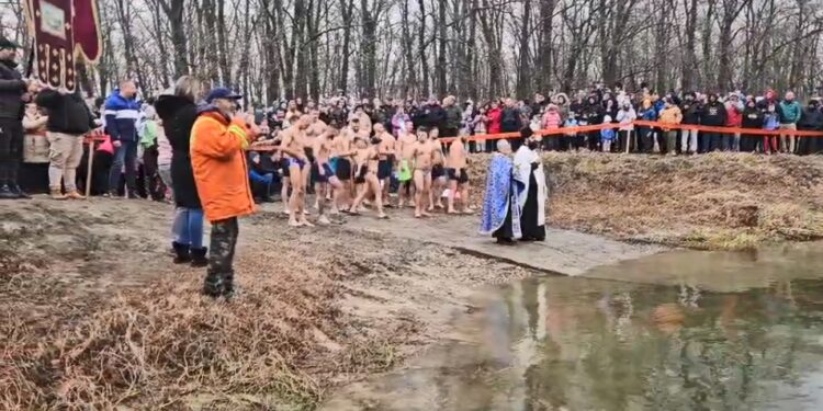 U Jabuci prvi put plivali za Časni krst (VIDEO)