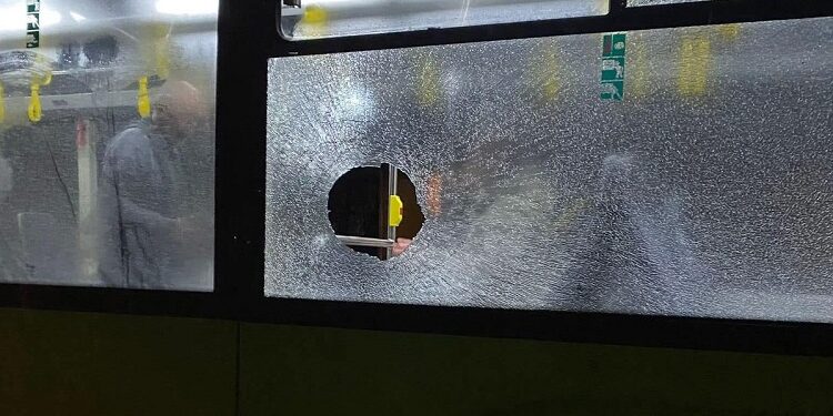 Uhapšen vandal: Kamenom naneo štetu na autobusu i javnoj česmi u Kačarevu