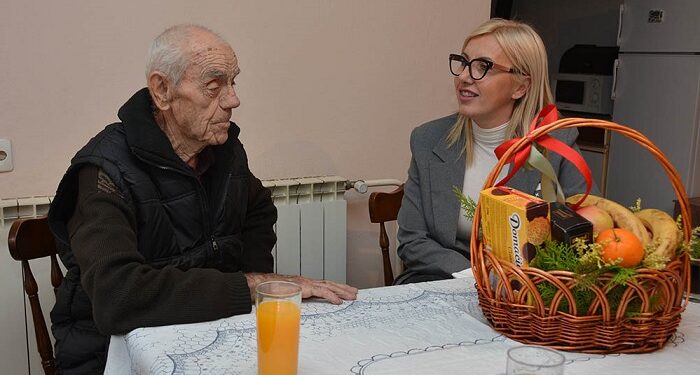 Predsednica opštine Opovo u poseti najstarijim sugrađanima: Milorad Knežević vitalan i u 94.