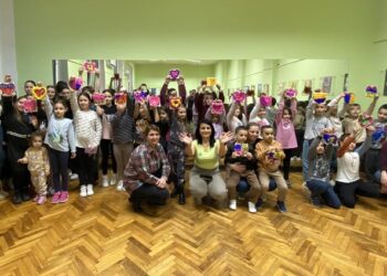 Dečja kreativna radionica povodom 8. marta u Jabuci (FOTO)