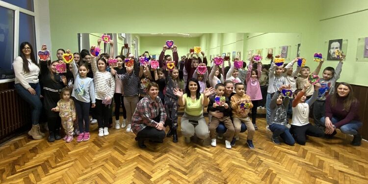 Dečja kreativna radionica povodom 8. marta u Jabuci (FOTO)