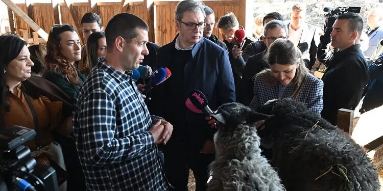 Predsednik Vučić posetio Poljoprivredno gazdinstvo Steljić u Pančevu