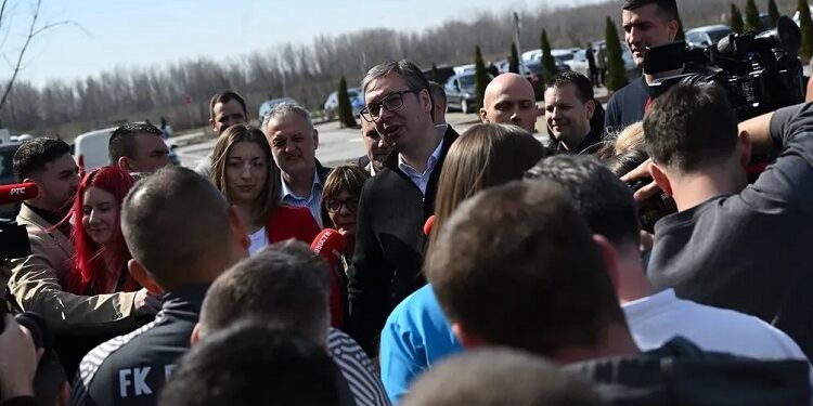 Predsednik Vučić posetio završne radove na zatvorenom bazenu u Kovinu
