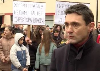 Direktor škole iz Omoljice predvodio huligane u napadu na Gradsku kuću u Pančevu