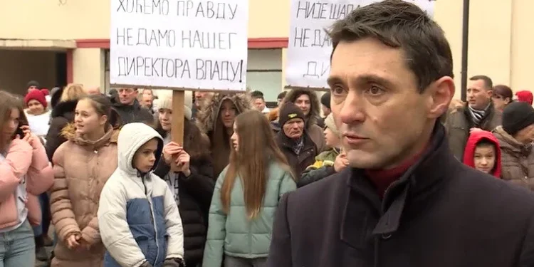 Direktor škole iz Omoljice predvodio huligane u napadu na Gradsku kuću u Pančevu