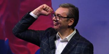 Predsednik Vučić posetio završne radove na zatvorenom bazenu u Kovinu